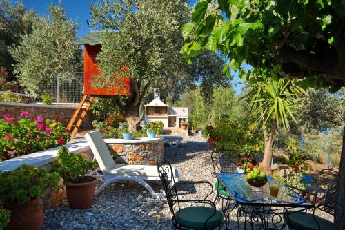 花園, Mourtero House in 卡拉馬基亞