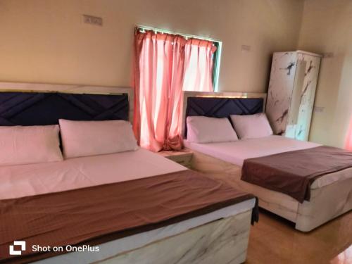 4 queen beds