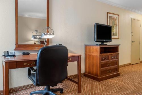 Quality Hotel Conference Center Cincinnati Blue Ash - image 13