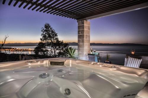 Seawatch - Spa Pool & Panoramic Ocean Views in Atawhai