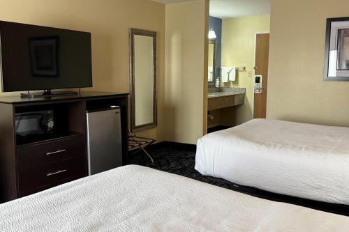Baymont by Wyndham Evansville North/Haubstadt - image 28
