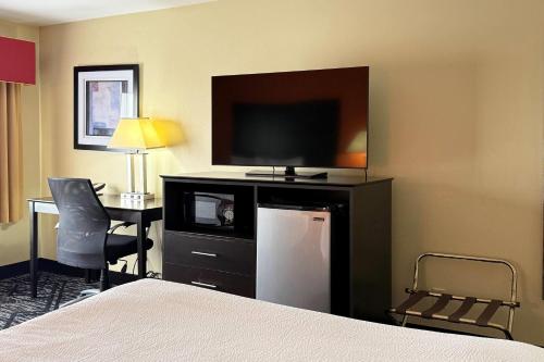 Baymont by Wyndham Evansville North/Haubstadt - image 27
