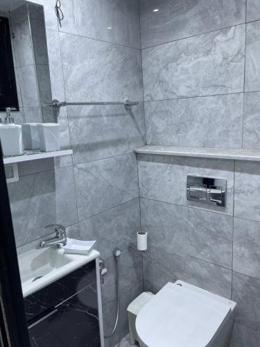 Dutxa, Studio Chic in Hiboun
