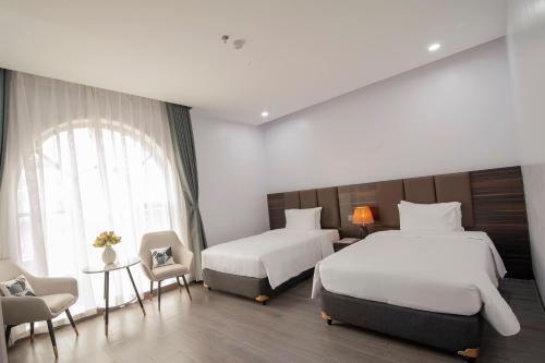 1 queen bed, 2 twin beds