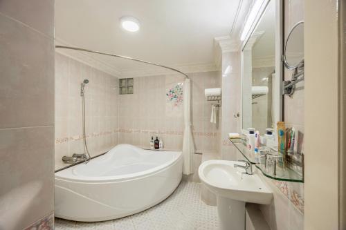 room detail thumbnail 2