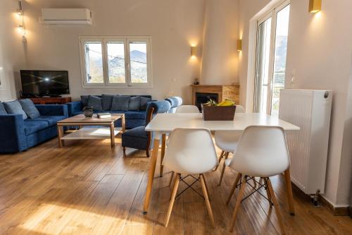 ห้องส่วนกลางสำหรับนั่งเล่น/ดูทีวี, Thea Residence Kalavryta in คาลาไรทา