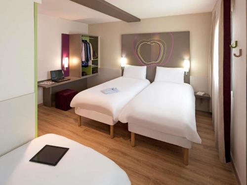 1 double bed, 1 twin bed