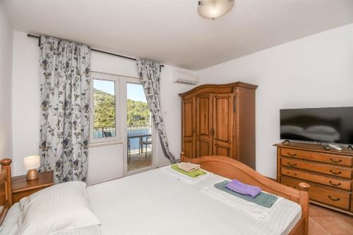Apartment Ivan - 15m from beach - image 13