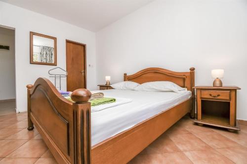 Apartment Ivan - 15m from beach - image 7
