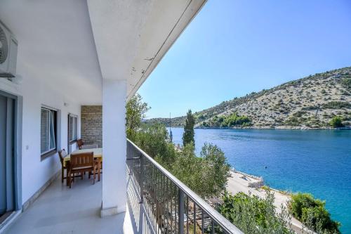 Apartment Ivan - 15m from beach - image 4