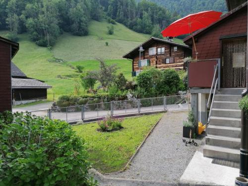 Dārzs, Mattishüüsli - Chalet with a little garden (Mattishuusli - Chalet with a little garden) in Rüti (Glarus)
