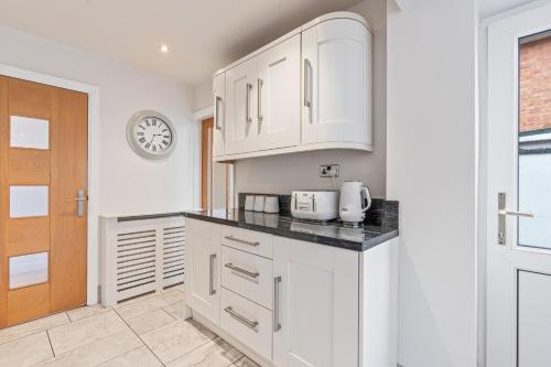 M54 Luxury Escape Sleeps 7- 4 Beds Off M54 - Driveway Parking- RAF Cosford Telford Albrighton Oxley  in 奧爾布賴頓