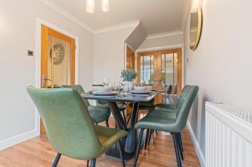 M54 Luxury Escape Sleeps 7- 4 Beds Off M54 - Driveway Parking- RAF Cosford Telford Albrighton Oxley  in 奧爾布賴頓