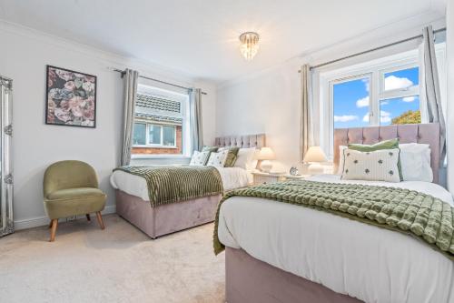 M54 Luxury Escape Sleeps 7- 4 Beds Off M54 - Driveway Parking- RAF Cosford Telford Albrighton Oxley  in 奧爾布賴頓