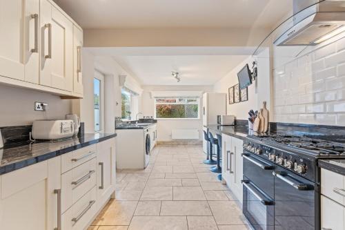M54 Luxury Escape Sleeps 7- 4 Beds Off M54 - Driveway Parking- RAF Cosford Telford Albrighton Oxley  in 奧爾布賴頓