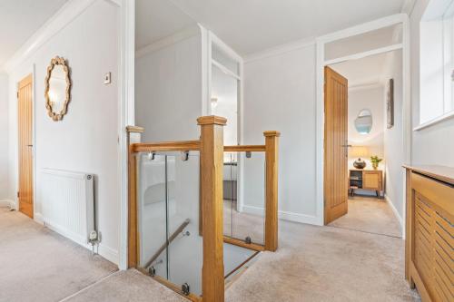 M54 Luxury Escape Sleeps 7- 4 Beds Off M54 - Driveway Parking- RAF Cosford Telford Albrighton Oxley  in 奧爾布賴頓