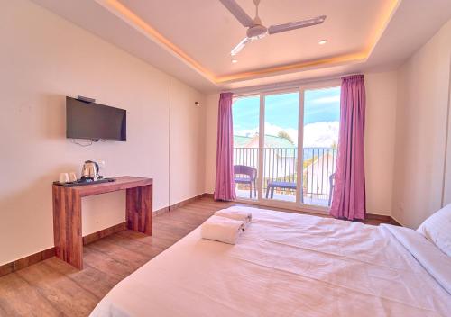 Gardenia Pool Resort Kanthalloor by VOYE HOMES Mountain View Stay Near Bhramaram view Point - image 2