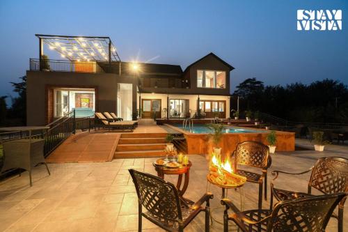 Viesnīcas āriene, 465m² 4 guļamistaba, 4 privāta vannas istaba Villa Manakpur Sharif
 (StayVista at Villa Aera) in Palanpur