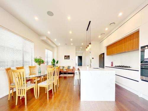 Spacious 7 BRs 4 BHs house on Longhorn, Flat Bush, Auckland