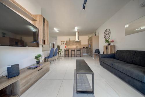 Spacious 3BR home with Private Terrace & WIFI by 360 Estates - Location saisonnière - Il-Ħofra