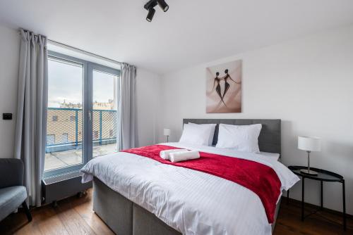 Bright 4 bedrooms apartment, Прага (фото 2)