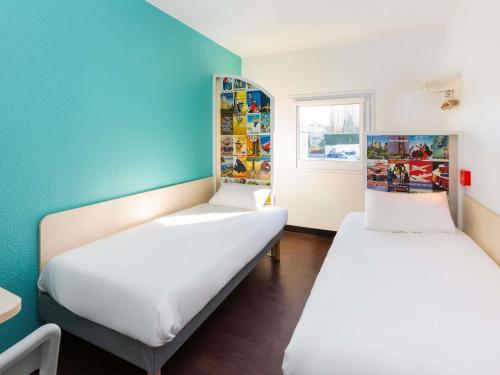 2 twin beds