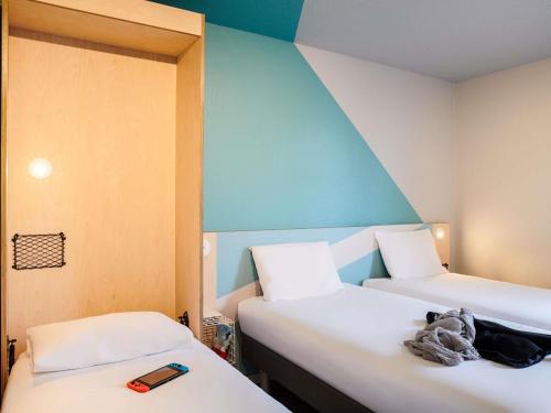 3 twin beds