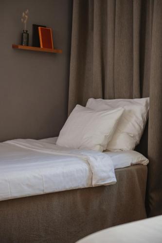 1 double bed, 1 twin bed