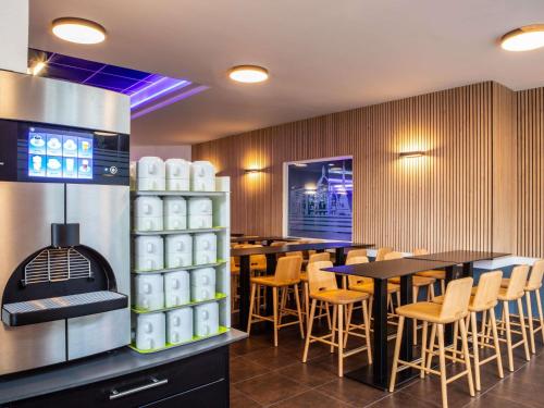Food and beverages, ibis budget Paris Porte de Montmartre in Saint-Ouen