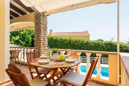 Villa Mari - con piscina privada y jardin en Calan Porter
