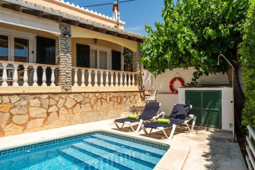 Villa Mari - con piscina privada y jardin en Calan Porter