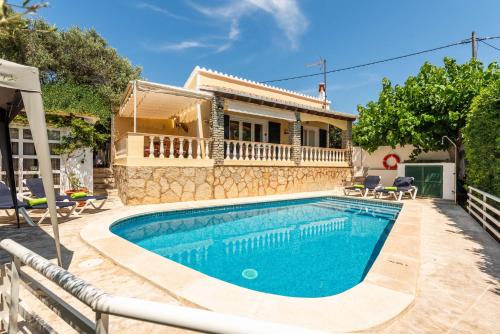 Villa Mari - con piscina privada y jardin en Calan Porter