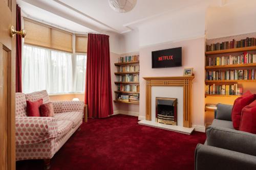 Music Lovers Piano Pets Ok & Driveway Parking near Eton Place