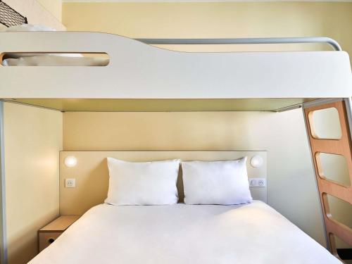 1 queen bed, 1 bunk bed