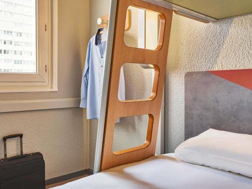2 twin beds, 1 bunk bed