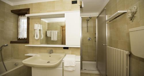 2 bedrooms, 5 beds