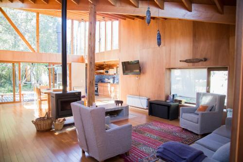 Casa moderna en el bosque in 비야 라 앙고스투라