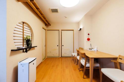 Just a short walk 心斎橋 Glico Sign 1min 道頓堀30-second 黒門市場 難波駅 Dotonbori Guesthouse 兰の阁