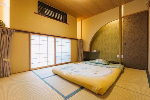 Just a short walk 心斎橋 Glico Sign 1min 道頓堀30-second 黒門市場 難波駅 Dotonbori Guesthouse 兰の阁