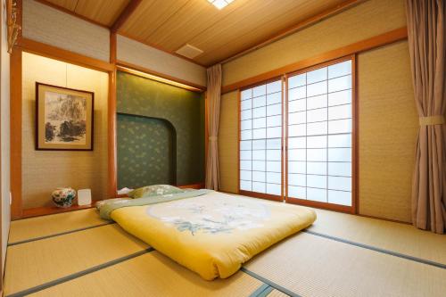 Just a short walk 心斎橋 Glico Sign 1min 道頓堀30-second 黒門市場 難波駅 Dotonbori Guesthouse 兰の阁