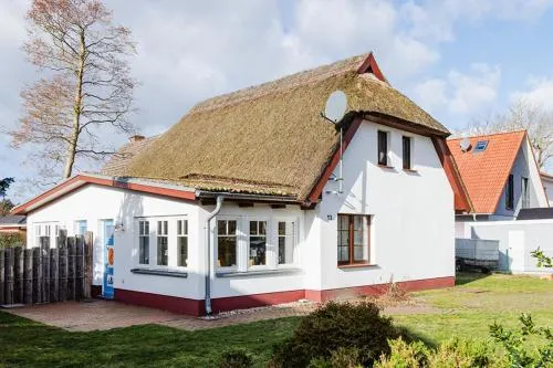 Haus unterm Reet rechts in Prerow, Deutschland
