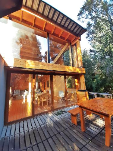 Casa moderna en el bosque in 비야 라 앙고스투라