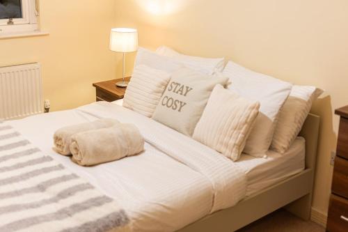 Amanah Properties - Home in Shepherds Bush, steps from Westfield, Sleeps 8, Londyn