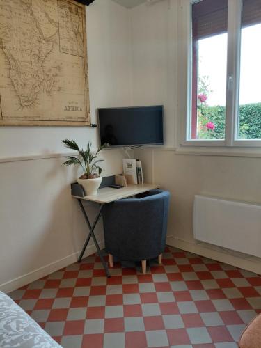 Studio épicéa avec jardin et stationnement dans charmante propriété proche gare (Studio epicea avec jardin et stationnement dans charmante propriete proche gare) in Мери-сюр-Оаз