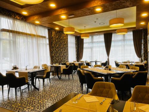 Restorāns, Hotel Monogram Park in Ruma