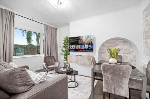 Stylish 4 Bed House - 7 Guests - Parking - Garden 559T gîte à louer River Cole