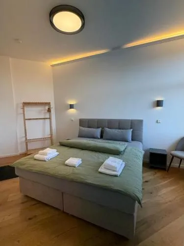 Ausblick Apartments I modern, zentral, zum Wohlfühlen I 5 Min zu Fuß zu Therme, Kurpark & Natur I WLAN, Küche & Parkplatz inklusive, Check-in jederzeit per Code in Badenweiler, Deutschland