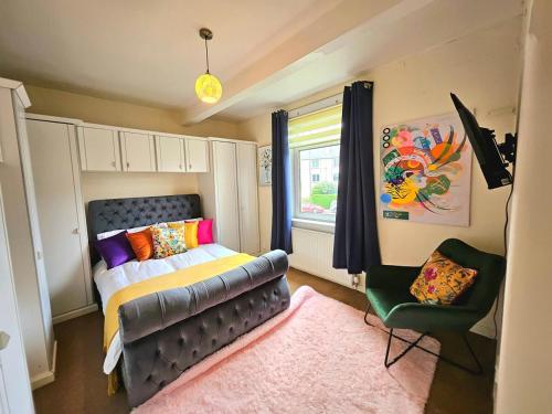 2 Bed Apt, 4 Beds, 3 TVs Plus Parking in Prestonfield