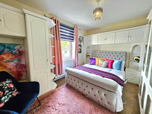 2 Bed Apt, 4 Beds, 3 TVs Plus Parking in Prestonfield