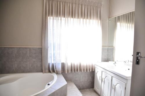 Hobbit Boutique Hotel in Baysvalley